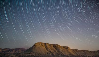 黄山风景区一女子翻护栏在悬崖边捡手机，脚下就是 “万丈深渊”