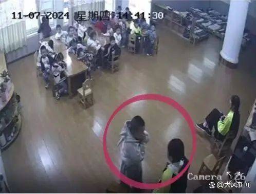 “竹签扎嘴、提腿倒立……”靳某，被采取强制措施