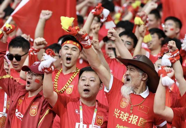 国足顶住压力，在超7万人面前输掉比赛