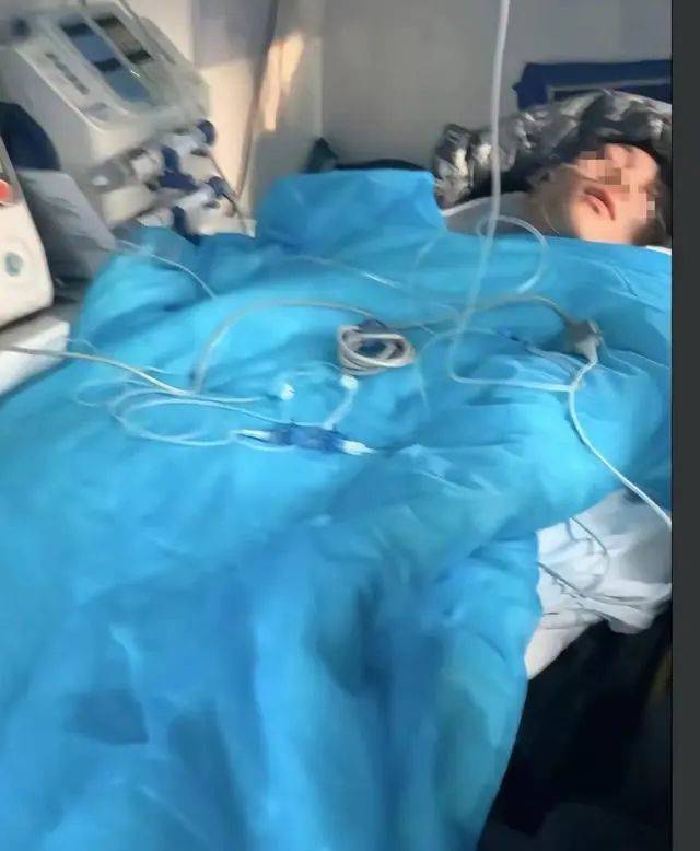 19岁网红“山东小钺钺”被邻居刺伤后脑，伤人者被判6年
