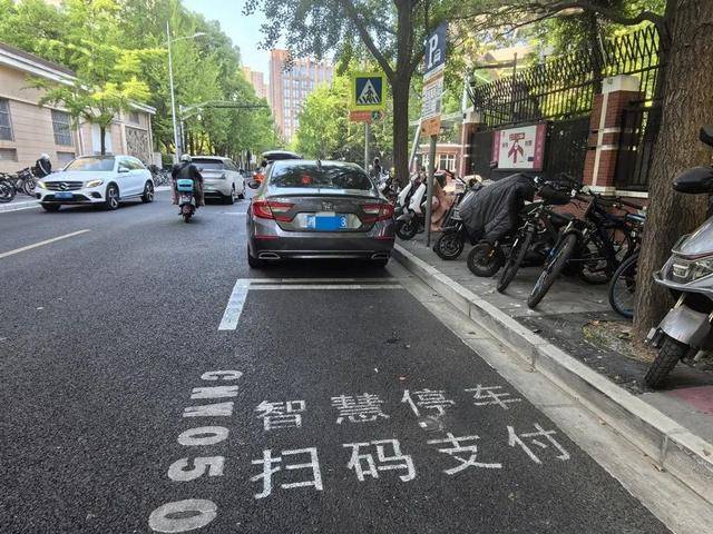 家长吐槽：接孩子4分钟，收费3元！不少人干脆停在路中间…涉及上海多区，都是这类停车场