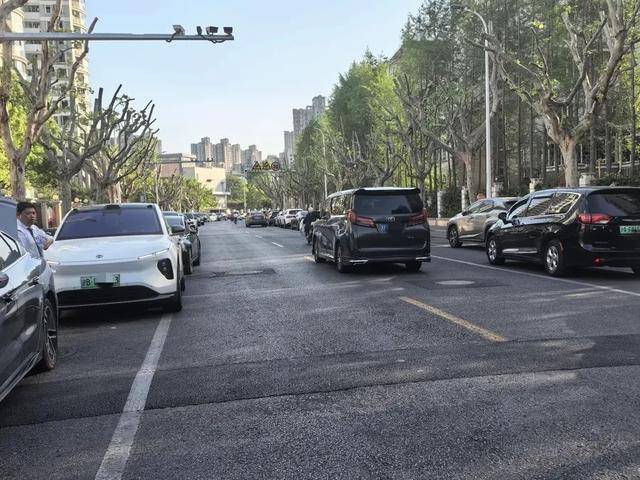 家长吐槽：接孩子4分钟，收费3元！不少人干脆停在路中间…涉及上海多区，都是这类停车场