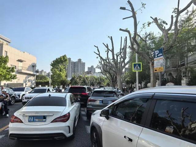 家长吐槽：接孩子4分钟，收费3元！不少人干脆停在路中间…涉及上海多区，都是这类停车场
