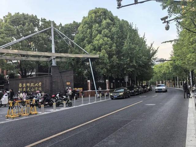 家长吐槽：接孩子4分钟，收费3元！不少人干脆停在路中间…涉及上海多区，都是这类停车场