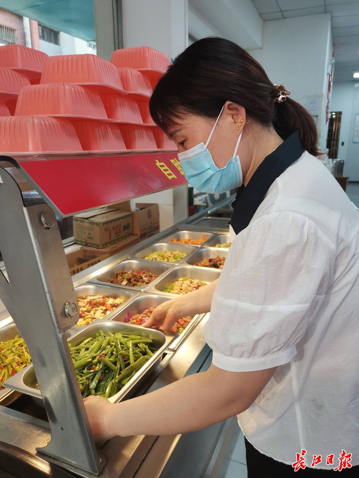 武汉这个食堂，每天19时后实行“10元任吃”