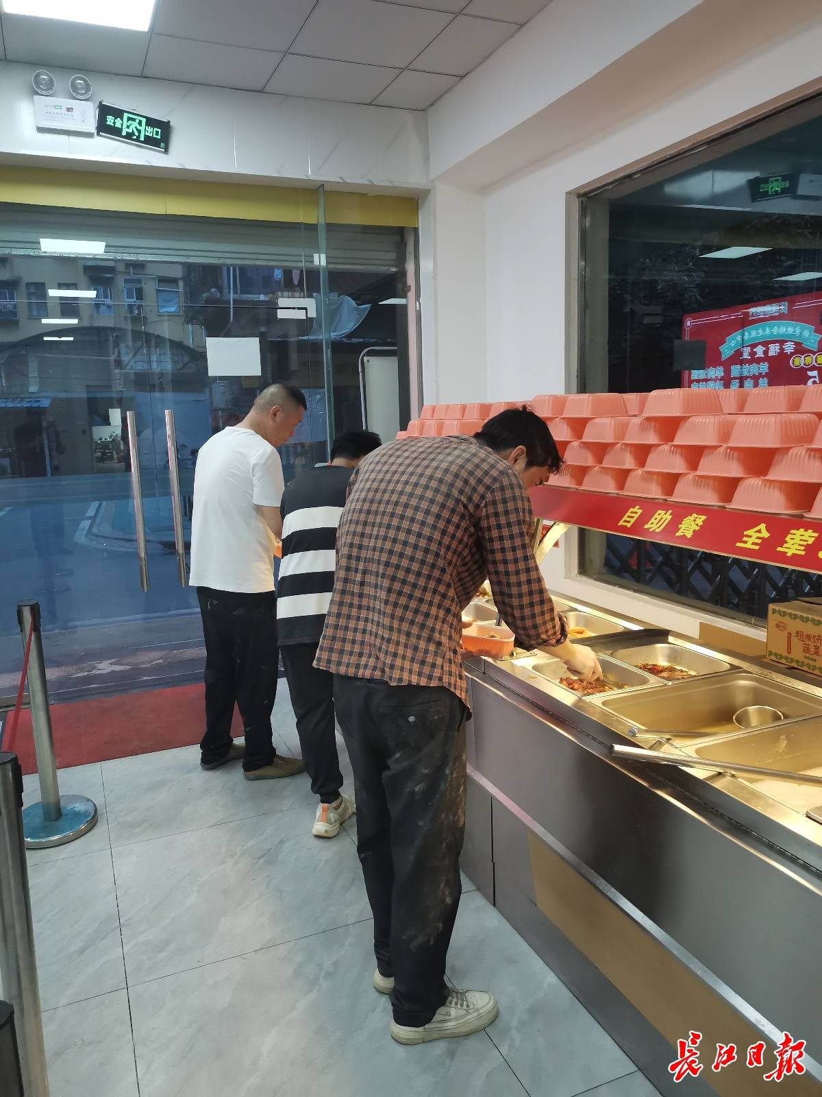 武汉这个食堂，每天19时后实行“10元任吃”