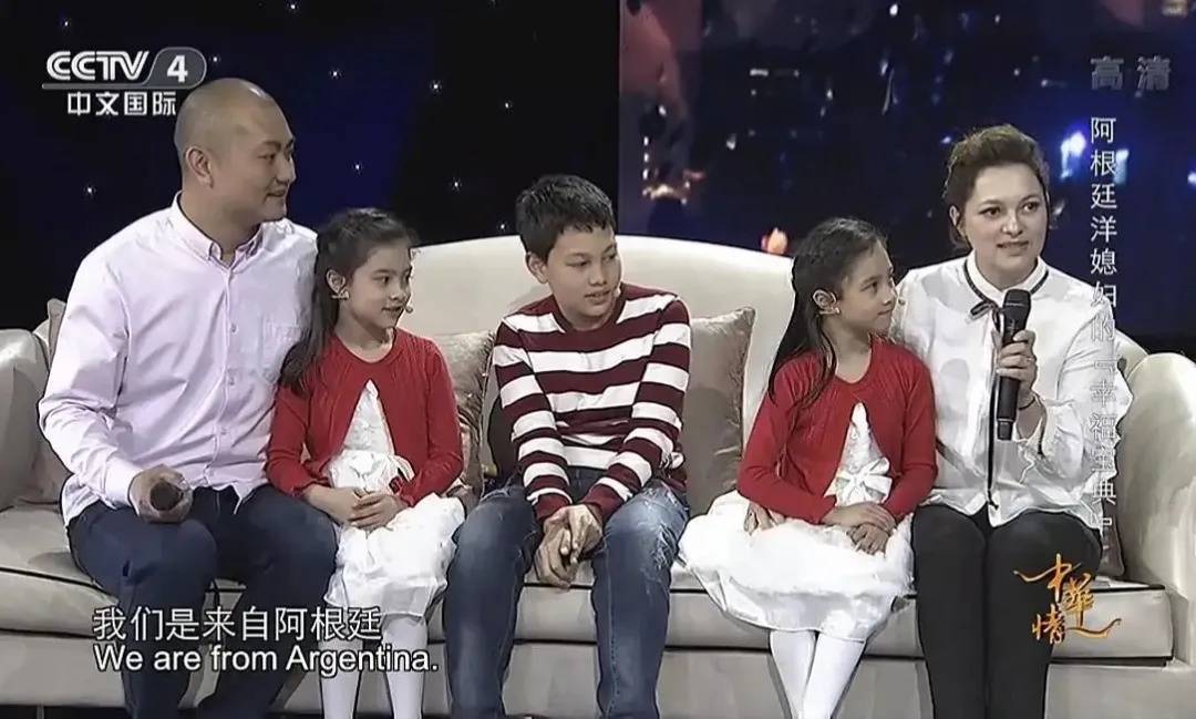 38岁“网红洋媳妇”杨奇娜离世，父母乘30多小时飞机来华奔丧，丈夫下跪道歉