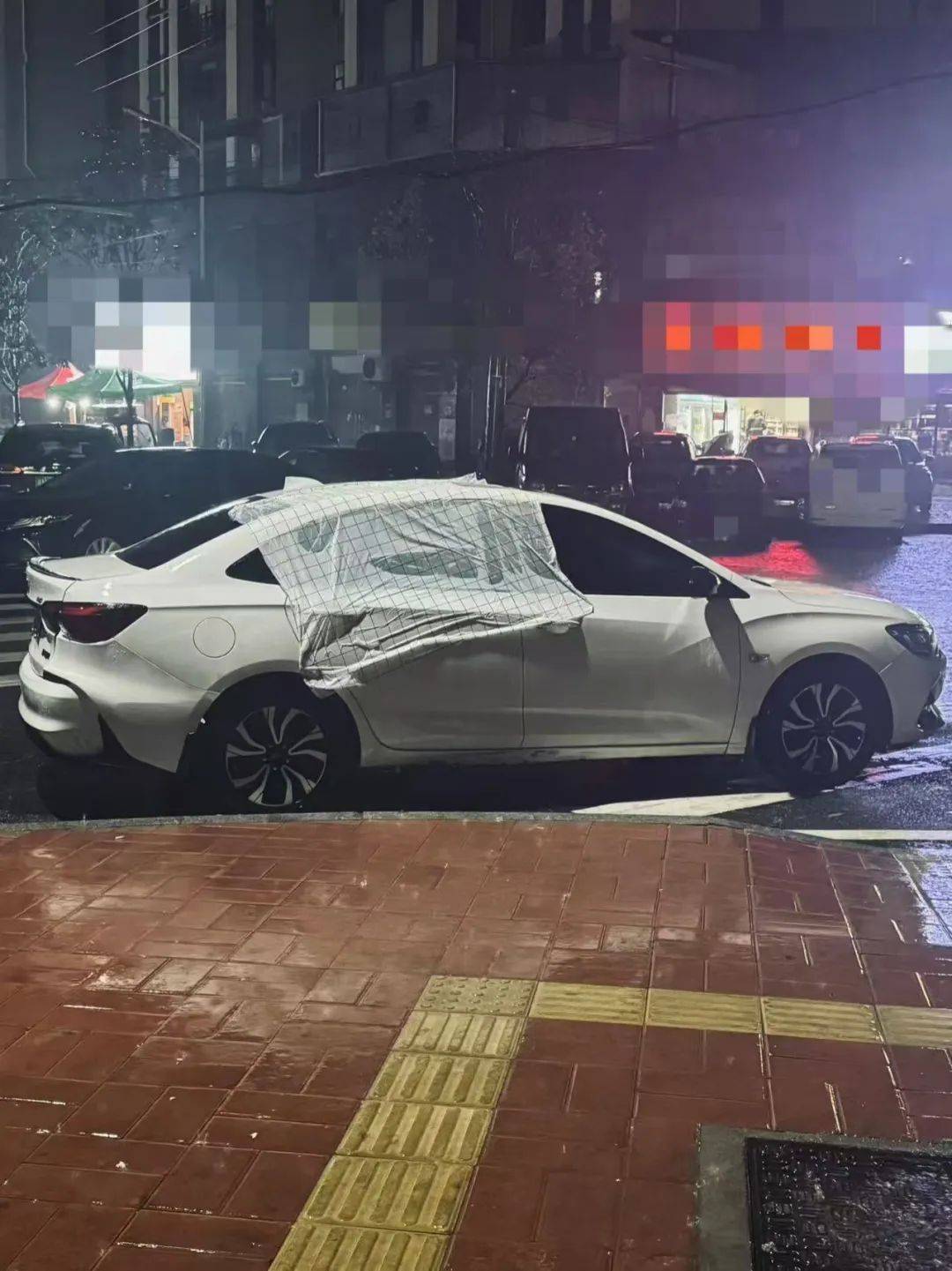 暖心！司机离开车窗未关严，店主用桌布遮盖车窗帮其挡雨