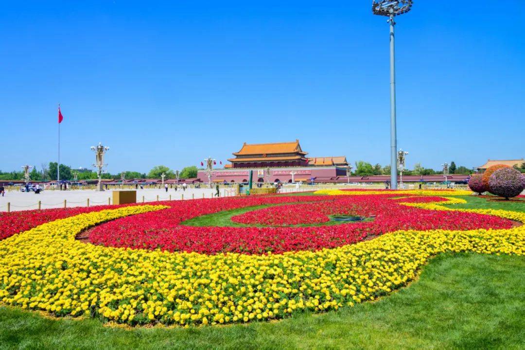 迎“五一”，天安门广场两侧绿地布置花坛，今年用上智能灌溉系统