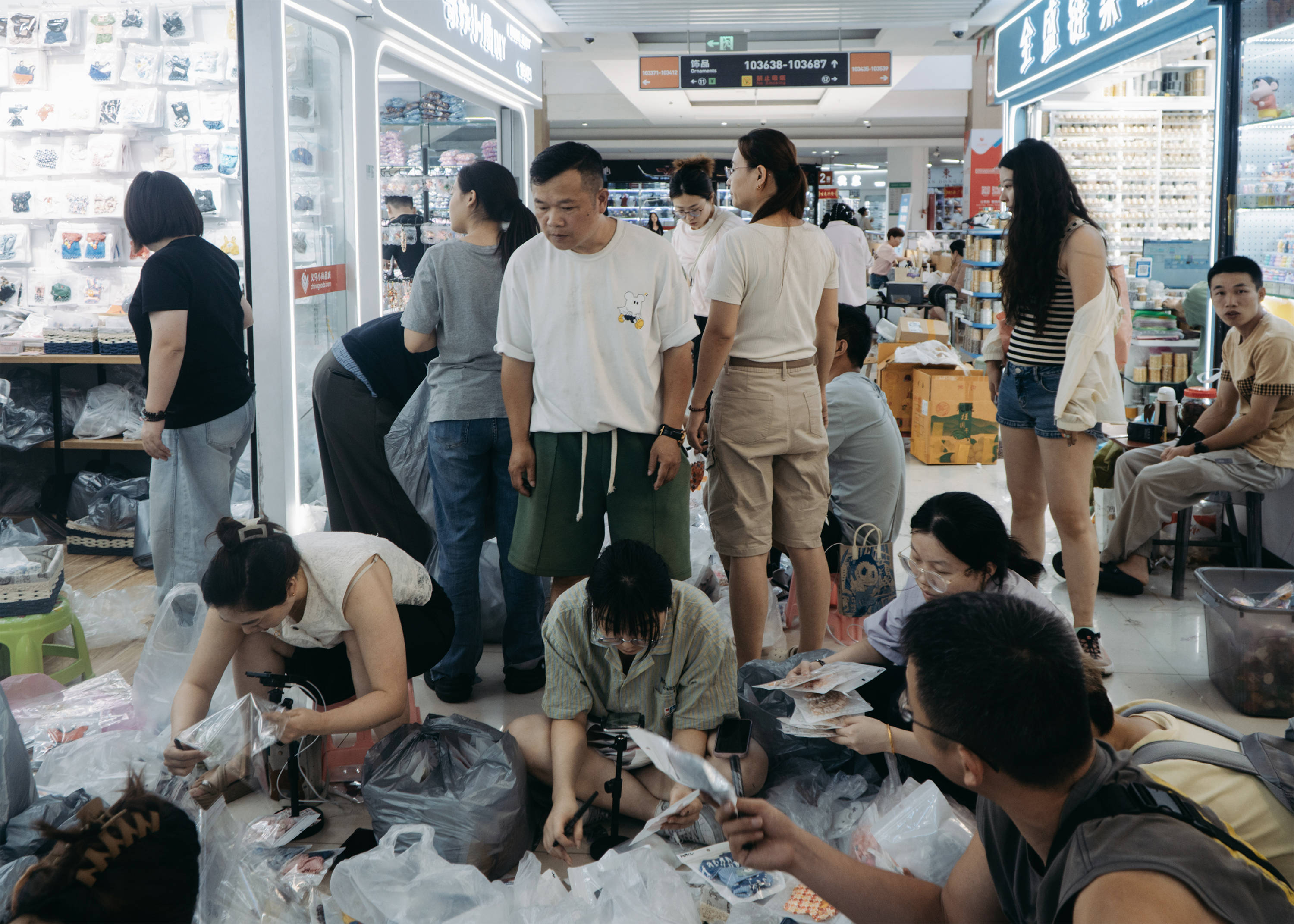 她裸辞带2万到义乌 卖玩偶衣服日入千元