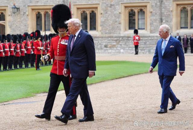 特朗普万万不会想到,他冒着生命危险访英,斯塔默还给了他一巴掌