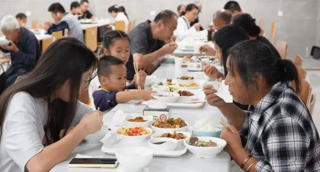 “一中午吃了550斤米”!多地政府机关食堂国庆开放,游客:3个人点9个菜只要58元