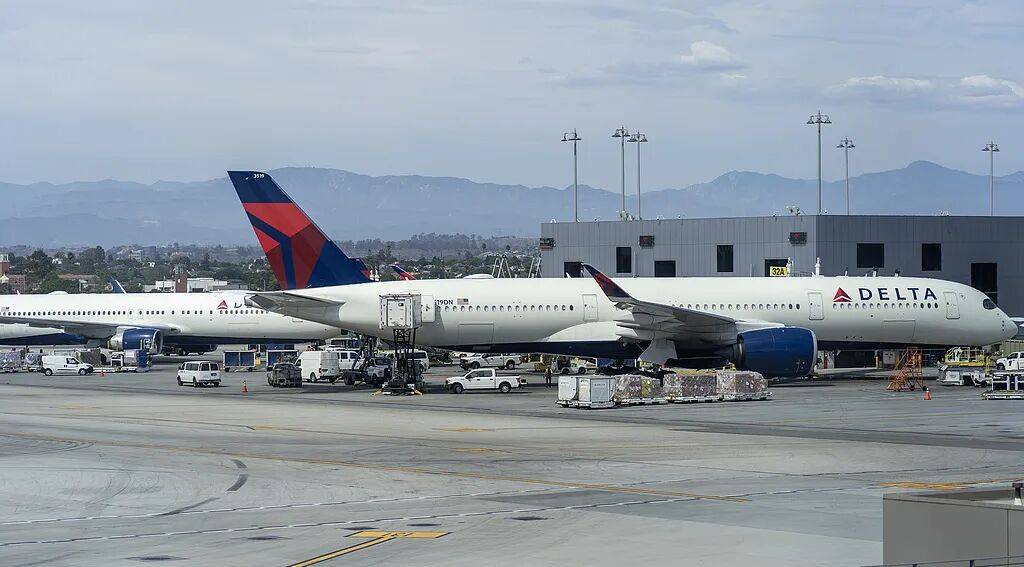 纽约机场突发!两架客机相撞