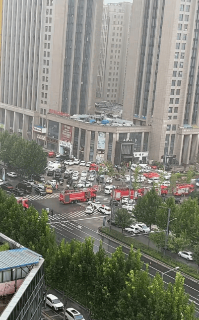 东海一饭店房顶发生塌陷,室内正举办宴席 当地应急管理局:救援仍在进行中