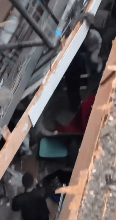 东海一饭店房顶发生塌陷,室内正举办宴席 当地应急管理局:救援仍在进行中