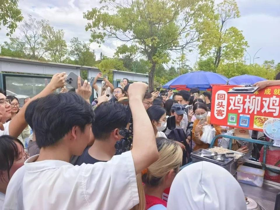 “鸡排哥”打假,称有摊主假冒其父亲:父亲和岳父已去世多年,希望不要冒犯他们