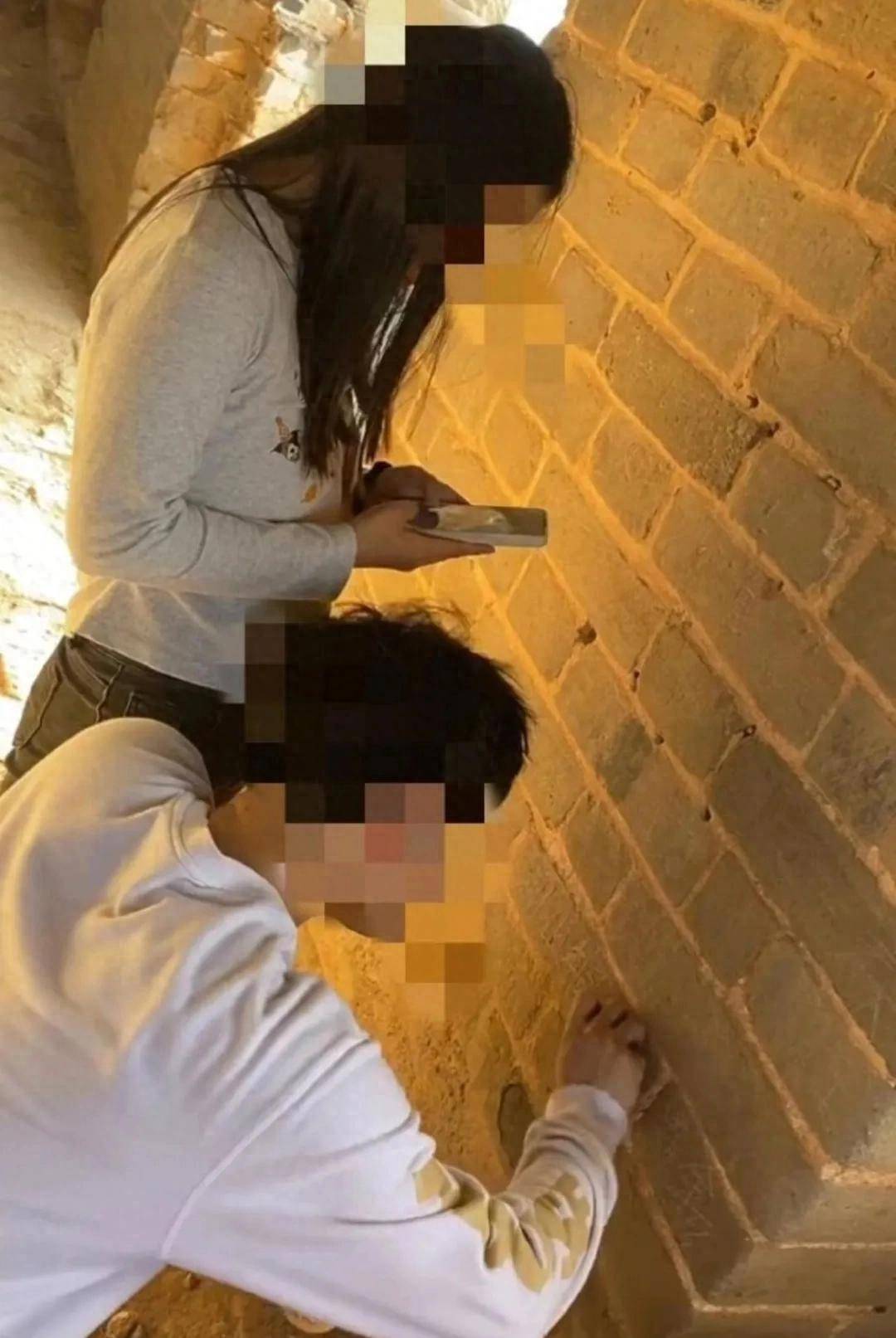 一对情侣在司马台长城刻划,警方回应:已介入调查