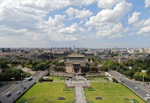 假日经济活力观察：“出入口经济”点亮西安城墙