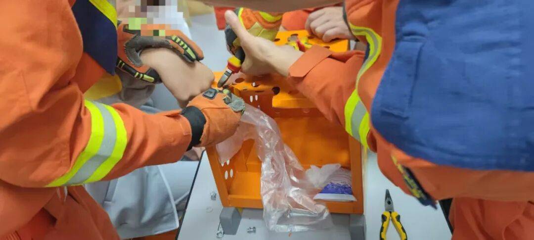 “同学，别乱伸手！”中学生因贪玩手指被卡