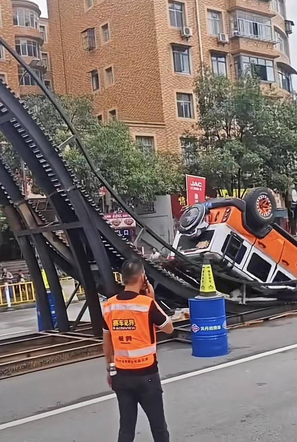 北汽集团称与爬坡翻车的212汽车无关:出自北京汽车制造厂