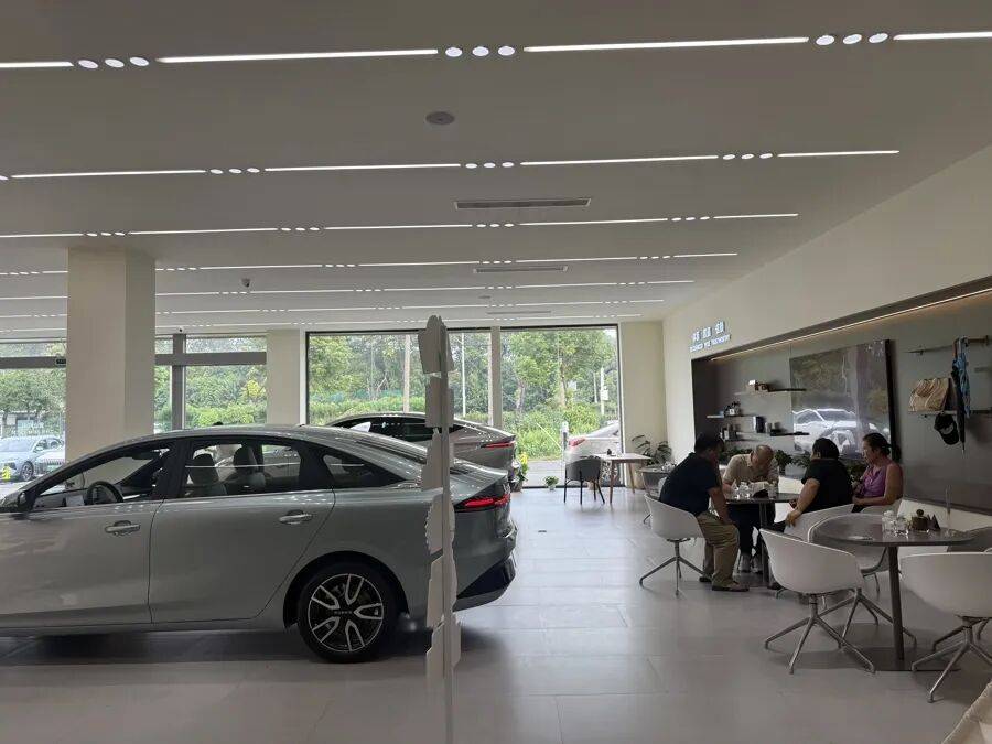 新疆喀什客人来沪旅游,顺便订了辆特斯拉