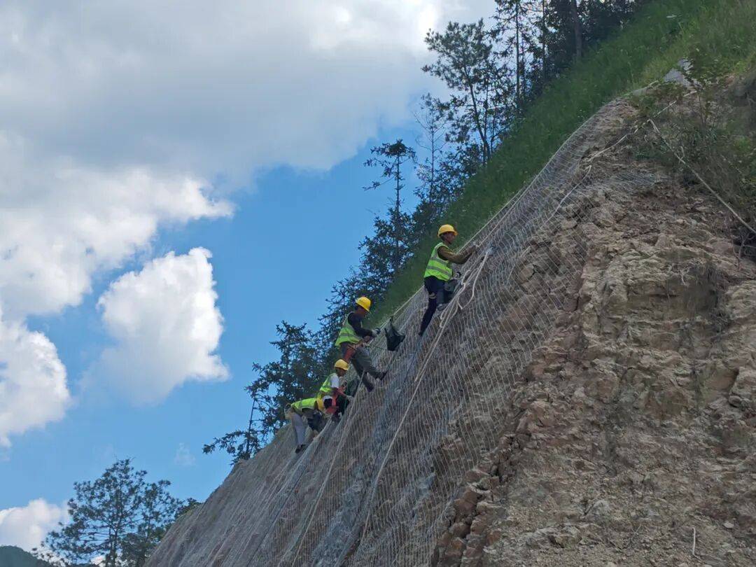 建设者坚守岗位 S316改建工程全速推进