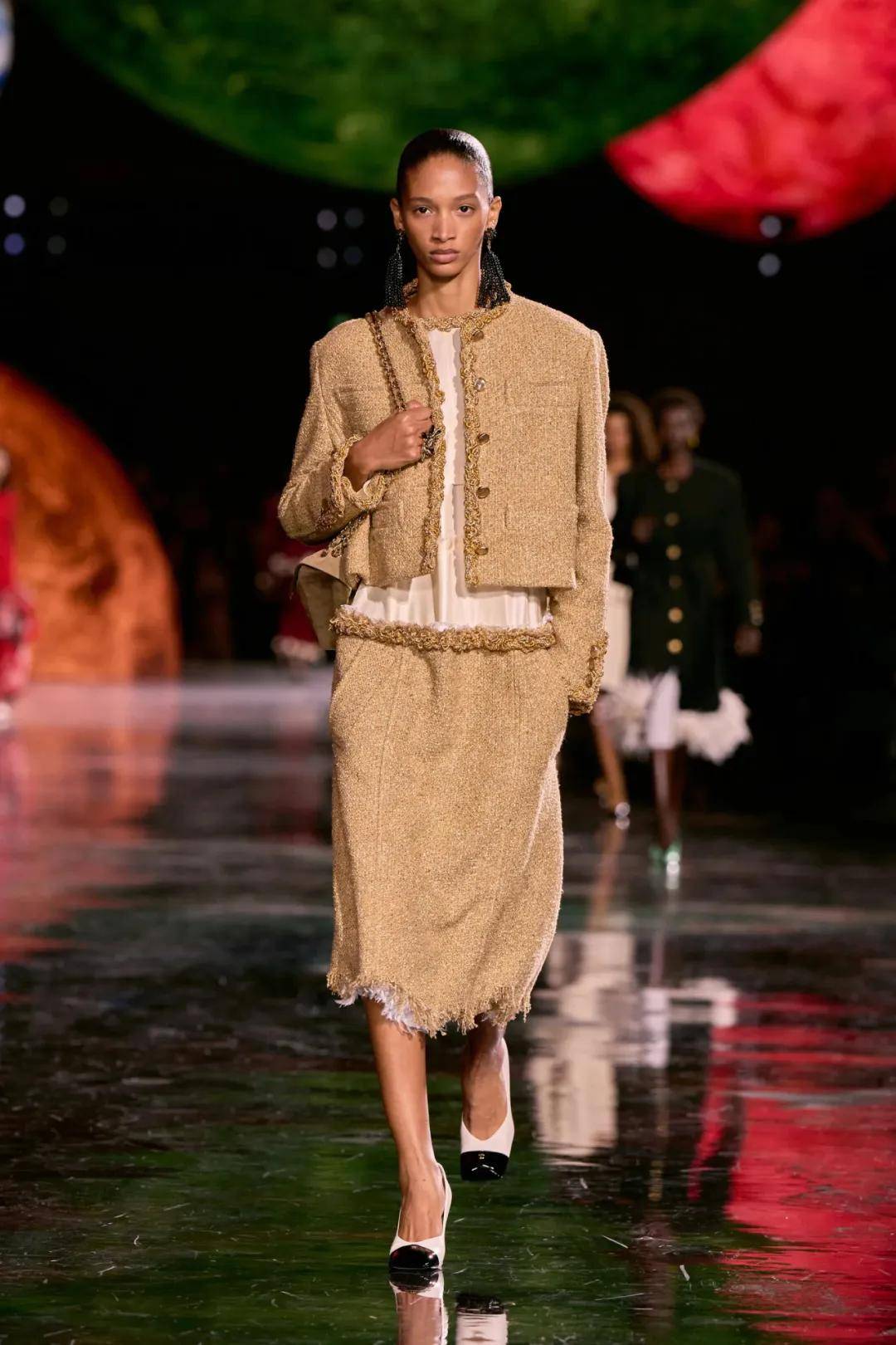 周迅、窦靖童、刘雯、井柏然同框围观香奈儿的新秘密