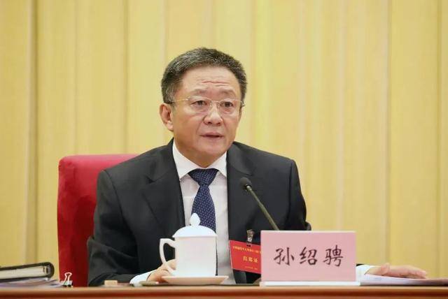 孙绍骋因工作岗位调整,辞去内蒙古自治区人大常委会主任职务