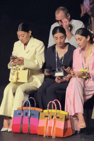 爱马仕当“头饰”,香奈儿挂满身,这对“神秘姐妹”是谁?