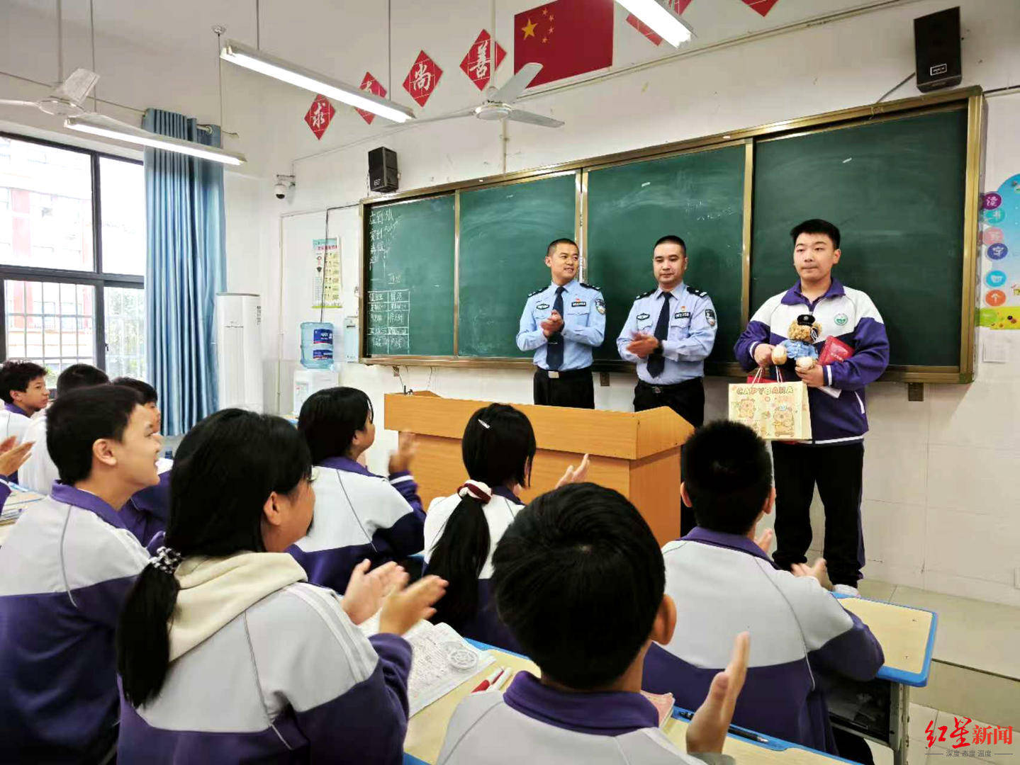 初二男生捡到1.4万余元现金,淡定拍视频后报警物归失主,民警送“奖”到校园