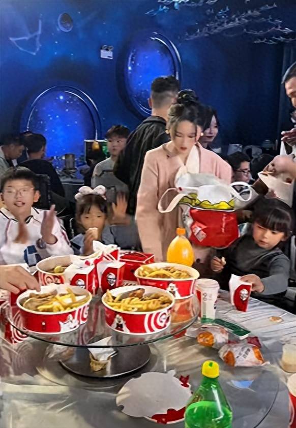 安徽马鞍山一酒席为小朋友单开两桌炸鸡汉堡,拍摄者:小朋友坐在一起不吵不闹