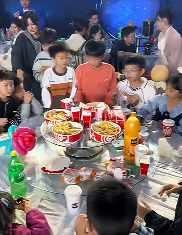 安徽马鞍山一酒席为小朋友单开两桌炸鸡汉堡,拍摄者:小朋友坐在一起不吵不闹
