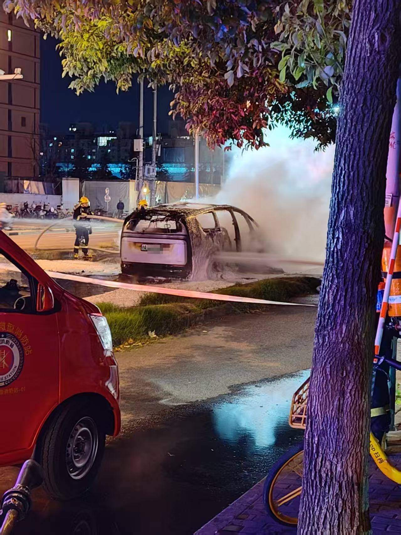 上海一理想MEGA行驶时起火烧成空架，理想回应：车内人员全部安全离车，会配合调查