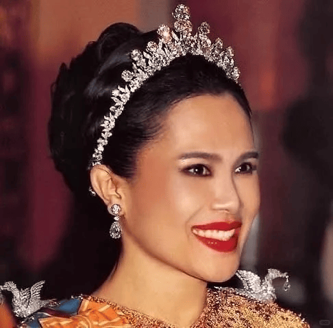 泰国王太后诗丽吉去世,留下19顶奢华王冠和她的传奇一生