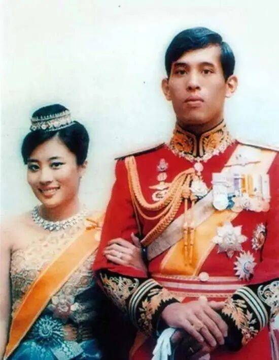 泰国王太后诗丽吉去世,留下19顶奢华王冠和她的传奇一生