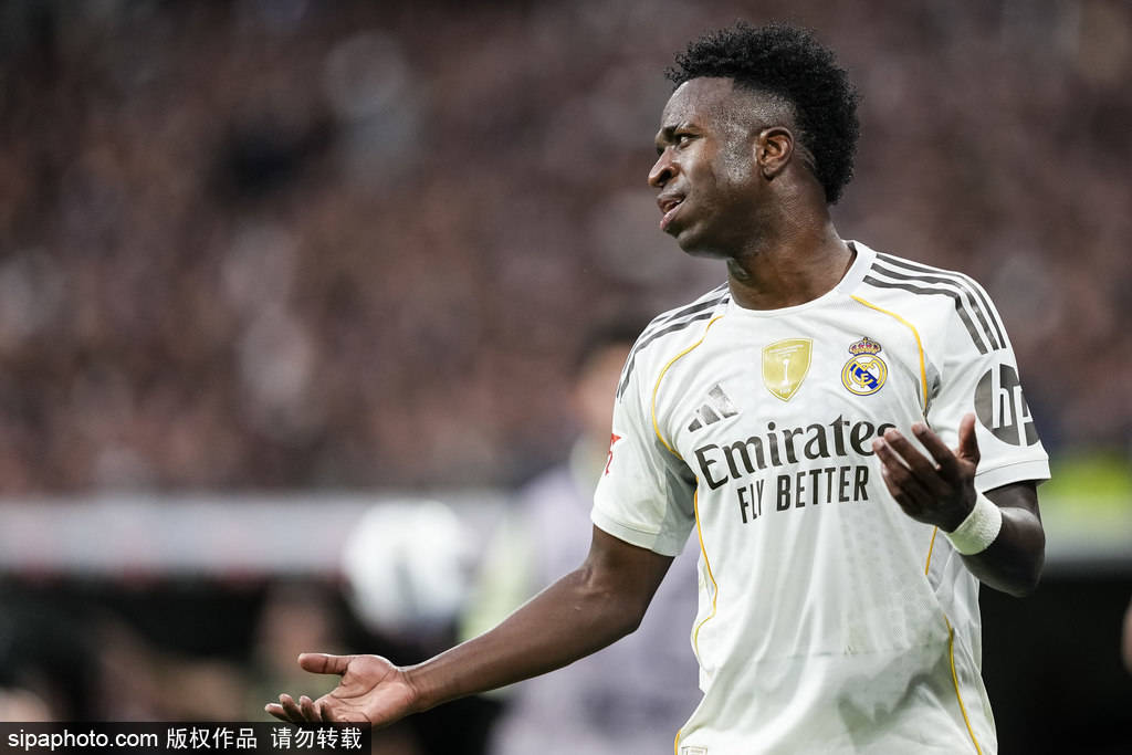 变脸怪！维尼修斯被换：我要离队 赛后：坚定捍卫皇马