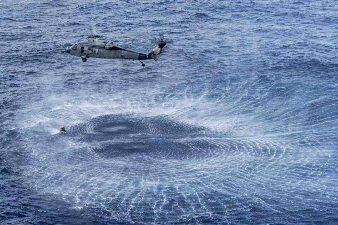 美海军在南海连摔两架飞机,因电磁攻击?中国军号发文