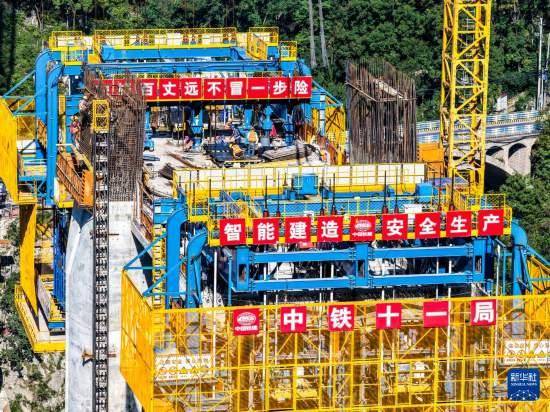 “钢铁巨人”助力西渝高铁桥梁智能化建设