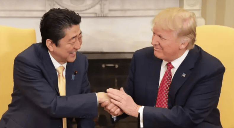 在美国面前极其卑微,面对中国非常强硬