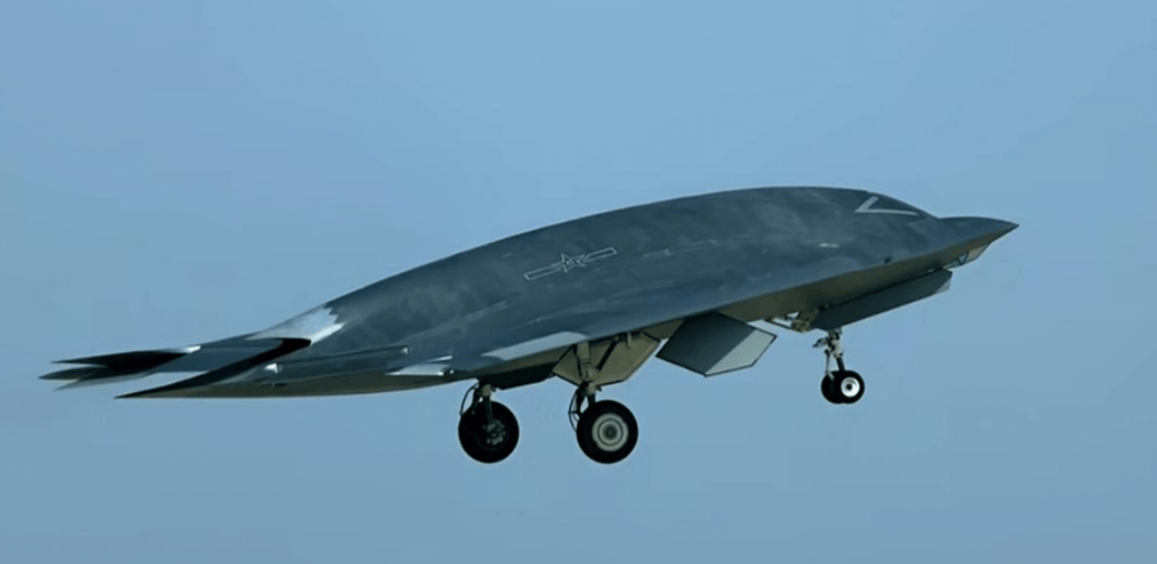 福建舰上班后，中国空军也不藏了！轰隆一声巨响，歼20旁多了架新战机