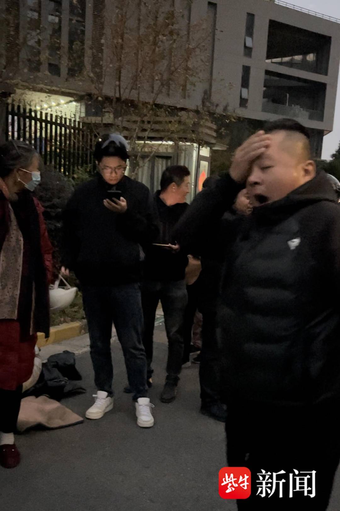 南京市民裹被子彻夜排队“抢”电动车牌 !啥情况?记者凌晨探访上牌点——
