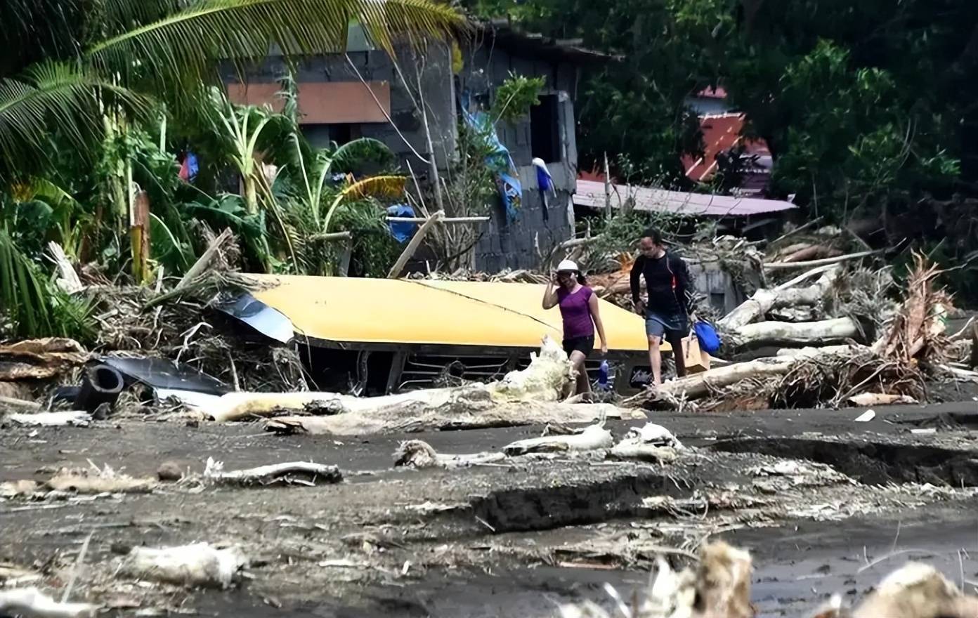 中国援助菲律宾灾民刚落地,菲媒就 “改口”:黄岩岛属中国控制,南海风向突变?